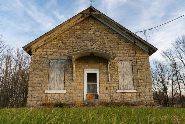 Vanha kivikoulu pienessä Keskilännessä. Trivoli, Illinois, Yhdysvallat - Valokuva, kuva