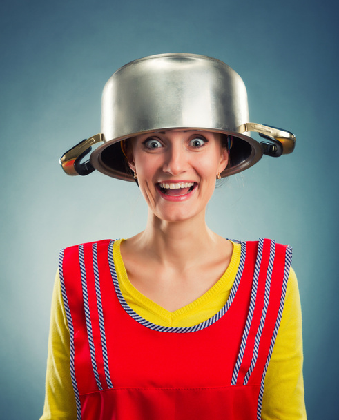 glückliche Hausfrau mit Bratpfanne auf dem Kopf - Foto, Bild