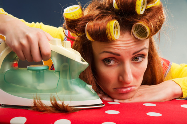 Уставшая домохозяйка выпрямляет волосы
 - Фото, изображение