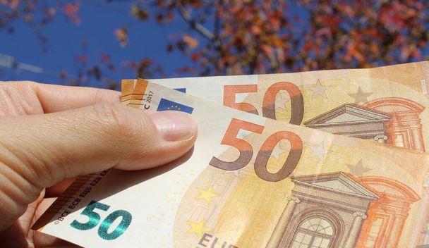 50 Euro 'luk banknotlar zengin bir adamın elinde. - Fotoğraf, Görsel