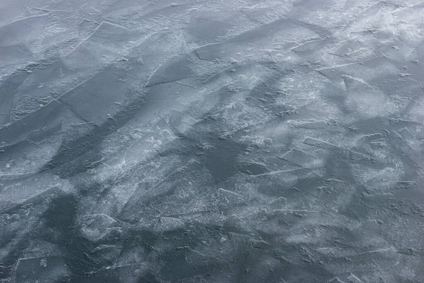 Fragiel ijs op een meeroppervlak. IJs textuur achtergrond. - Foto, afbeelding