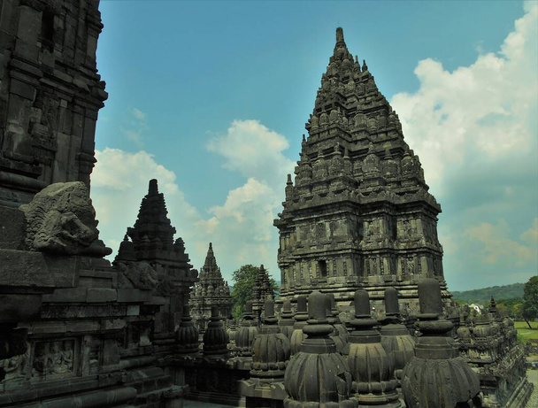 Widok wież i skomplikowana kamienna praca hinduskiej świątyni - Zdjęcie, obraz