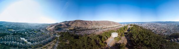 Zasięg gór San Bruno Aerial 70 megapikselowy Widok panoramiczny w południowym San Francisco, Kalifornia - Zdjęcie, obraz