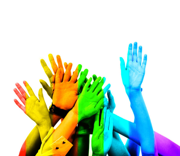 Collage aus Regenbogenfahne und Menschenhänden isoliert auf weißem Hintergrund. Männliche und weibliche Hände über homosexuellenfreundlichem Regenbogenhintergrund. Konzept von LGBT, Aktivismus, Gemeinschaft und Freiheit. - Foto, Bild