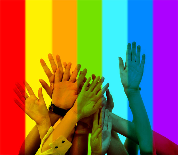 Коллаж радужного флага и человеческих рук изолирован на белом фоне. Мужские и женские руки над дружелюбным к гомосексуалистам радужным фоном. Концепция ЛГБТ, активизма, сообщества и свободы. - Фото, изображение