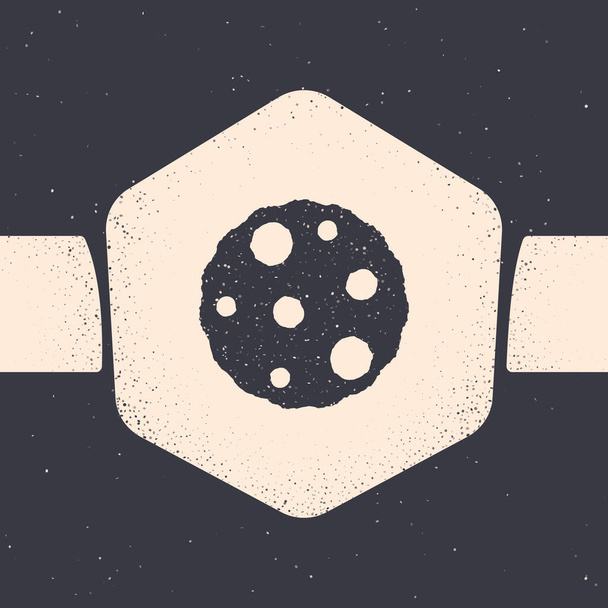 Grunge Cookie oder Keks mit Schokoladensymbol isoliert auf grauem Hintergrund. Monochrome Vintage-Zeichnung. Vektor. - Vektor, Bild