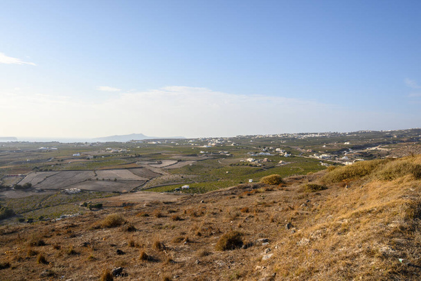 Landelijk landschap in Emporio dorp Santorini gelegen in het zuidelijke deel van het eiland. Cycladen, Griekenland - Foto, afbeelding