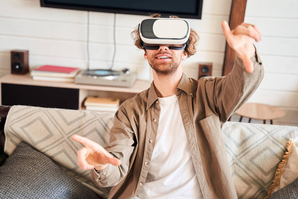 Man wearing virtual reality headset - 写真・画像