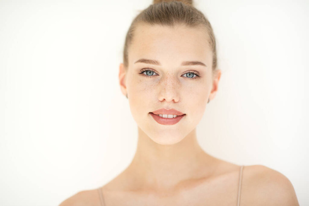 Portrait of beautiful woman with clean skin, youth concept, beauty treatment. Cheerful teen girl, beauty female face happy smiling and looking at camera over white background - Φωτογραφία, εικόνα
