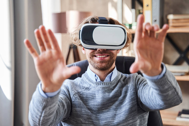 Man wearing virtual reality headset - Foto, Imagem