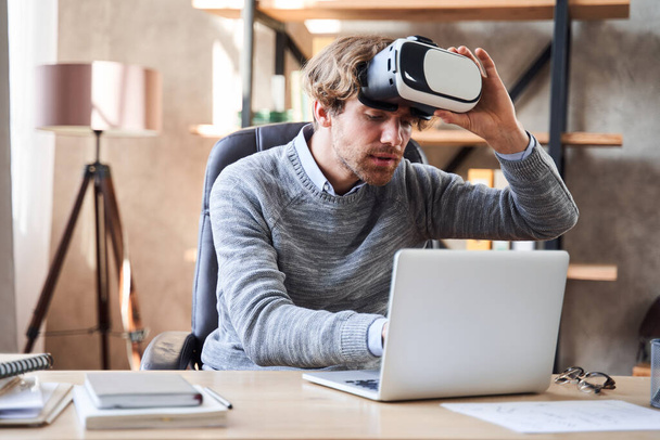 Man wearing glasses of virtual reality - Foto, imagen