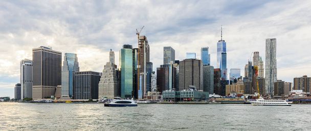 Панорамный небосклон Манхэттена. Нью-Йорк, США. Офисные здания и небоскребы в Нижнем Манхэттене (Центр Манхэттена)). - Фото, изображение