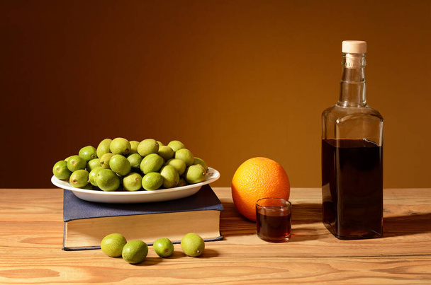 Young walnuts, orange and walnut brandy - Foto, afbeelding