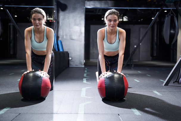 Woman exercising with medicine ball - Foto, imagen