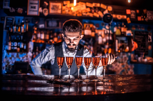 Barman przygotowuje koktajl na pothouse 'u - Zdjęcie, obraz