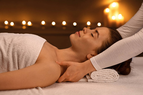 Femme ayant séance de massage complet du corps au spa moderne - Photo, image