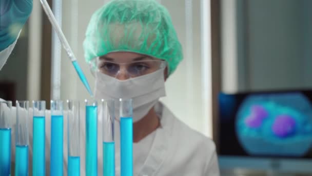 異なる要素を持つ研究室で困難な実験を保持する科学医療女性労働者,血液粒子と青の試薬,ピペットと滅菌試験管を使用して研究者 - 映像、動画