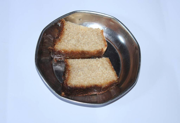 requesón dulce en el tazón con fondo blanco. indio popular dulce - Foto, Imagen