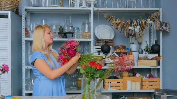 Fiorista professionista che fa bel mazzo al negozio di fiori - Foto, immagini