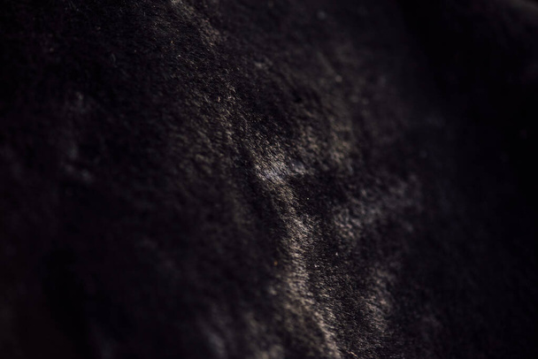 ふわふわの黒い生地。黒のフェイクファー。服装項目 - 写真・画像