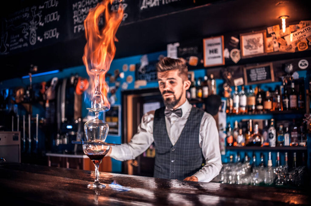 Barman przygotowuje koktajl w befsztyku - Zdjęcie, obraz
