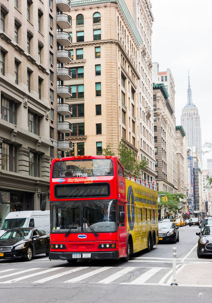 НЬЮ-ЙОРК, США - 23 сентября 2018 года: FIFTH AVENUE (5th Ave) - самая известная улица Нью-Йорка. 5-й АВЕ больше всего известен как невзрачная торговая улица. Манхэттен, Нью-Йорк, США. - Фото, изображение