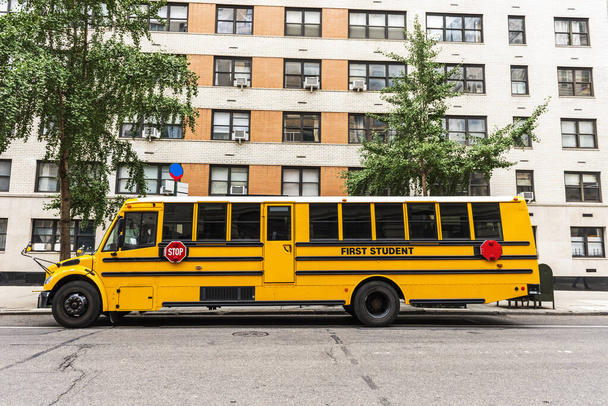 Iskolabusz vár az Ötödik sugárúton. Hagyományos sárga iskolabusz. Manhattan, New York állam. Egyesült Államok. - Fotó, kép