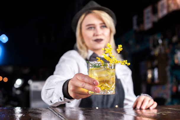 Ragazza barman fa un cocktail sul saloon - Foto, immagini
