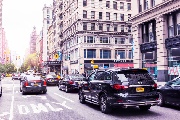 2018年9月23日: FIFTH AVENUE(5番街)はニューヨークで最も有名な通りです。5番目のAVEは比類のないショッピングストリートとして最もよく知られています。米国ニューヨーク市マンハッタン. - 写真・画像