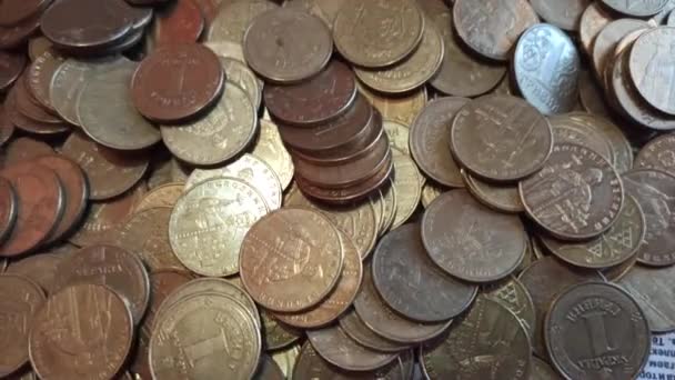 Oekraïense munten. Een stapel Oekraïens geld. Munten van Oekraïne in hoop. Veel geld. IJzeren munten. Metaalgeld - Video