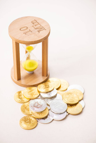 Hour-verre et bitcoins sur la table - Photo, image