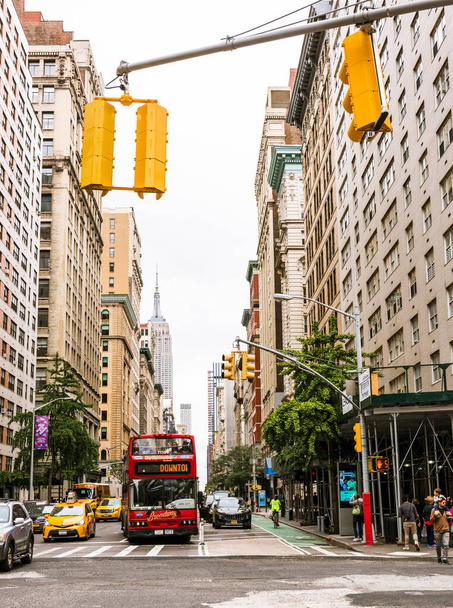 NEW YORK, USA - 23. září 2018: PĚT AVENUE (5.Ave) je nejznámější ulicí New Yorku. 5. ročník AVE je známý jako bezkonkurenční nákupní ulice. Manhattan, New York City, USA. - Fotografie, Obrázek