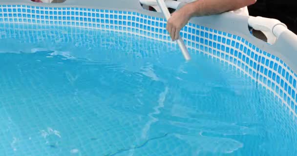 reiniging zwembad met een speciale borstel - Video