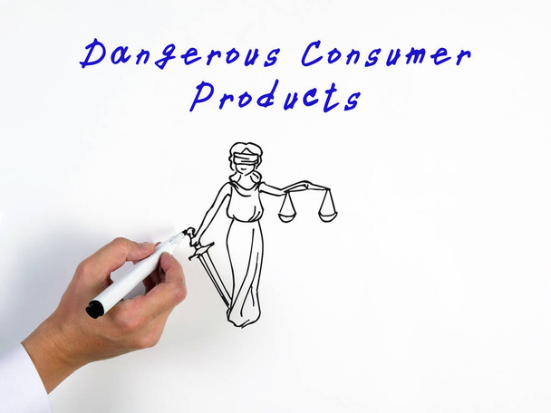  Conceito Juridical que significa Produtos de Consumo Perigosos com sinal na página - Foto, Imagem