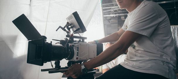 Película profesional y cámara de vídeo en el set. Turno de tiro, equipo y grupo. Técnica de fotografía moderna. - Foto, Imagen