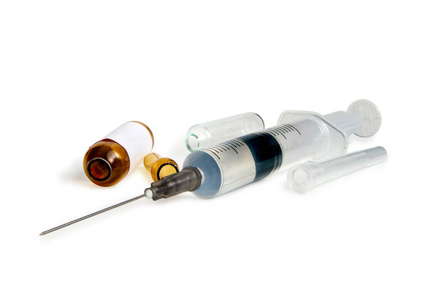 Injektionesteisiin käytettävät lääkinnälliset ruiskut, jotka on täytetty lääkinnällisellä yhdisteellä ja joissa on lääkekäyttöön tarkoitetut lasiset kartiot, valokuvattu studiossa päivänvalossa vaakasuoraan. - Valokuva, kuva
