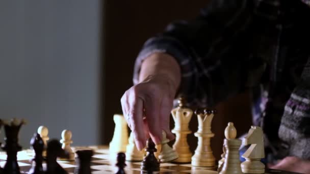 Die Großmutter spielt zu Hause mit ihrem Enkel Schach. Nahsicht. Zeitlupenaufnahmen. Aufgenommenes Video. - Filmmaterial, Video