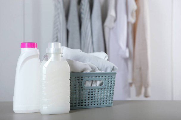 Butelki po detergentach i ubrania na stole. Chemikalia domowe. Wysokiej jakości zdjęcie - Zdjęcie, obraz
