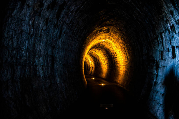 Podświetlany tunel starej linii kolejowej łączącej Cogollo z Asiago, Vicenza, Włochy - Zdjęcie, obraz