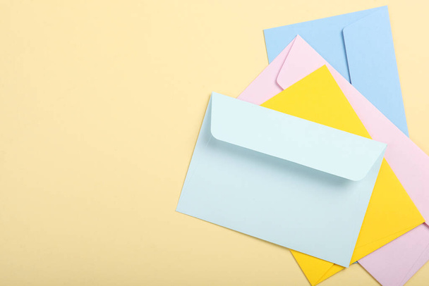 envelope de cor de papel para letras em um fundo colorido - Foto, Imagem