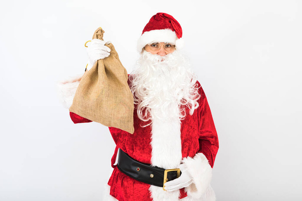 Papai Noel segurando saco fundo branco. Conceito de Natal - Foto, Imagem