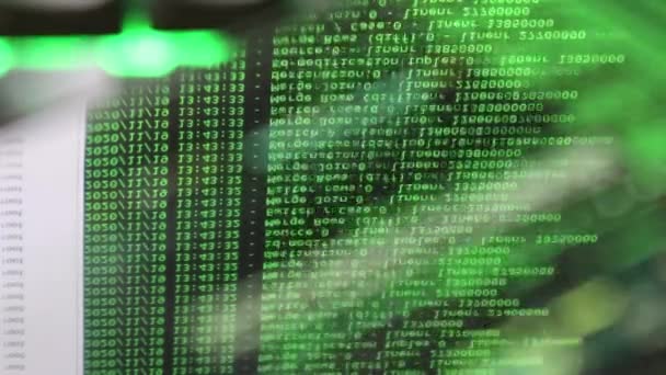 El código verde del software informático que se mueve sobre el monitor negro refleja sobre el cristal. Hackeo abstracto de computadoras en proceso con base de servidor rack, texto dinámico corriendo y fluyendo en la pantalla de PC. - Imágenes, Vídeo