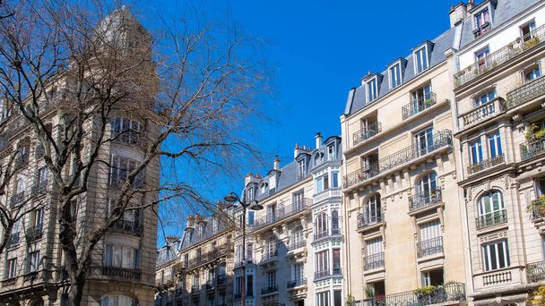 Paříž, typická fasáda a ulice, krásná budova v Pigalle - Fotografie, Obrázek