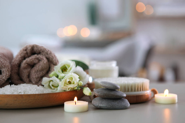 Kaunis kylpylä koostumus pyyhkeet ja kylpylä tarvikkeet - Valokuva, kuva