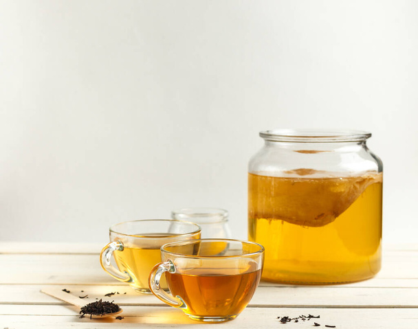 El té de Kombucha para fortalecer el sistema inmunológico, ayuda a mantener una microflora intestinal saludable, es una alternativa saludable a las limonadas dulces. - Foto, Imagen