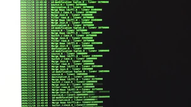 groene computersoftware code beweegt op een zwarte monitor. Computer hacken in proces, dynamische tekst draait en stroomt op pc scherm - Video