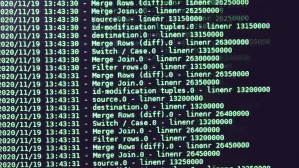 πράσινο κώδικα λογισμικού υπολογιστή κινείται σε μια μαύρη οθόνη. Hacking υπολογιστών στη διαδικασία, δυναμικό κείμενο που τρέχει και ρέει στην οθόνη PC - Πλάνα, βίντεο