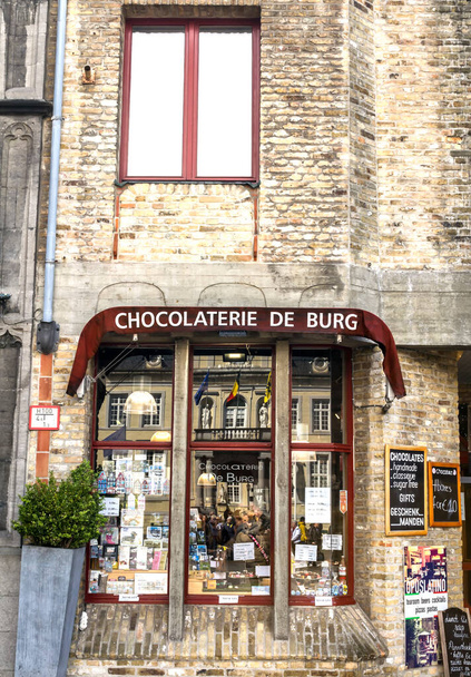 Брюгге, Бельгія: традиційна шоколадна крамниця, Бельгійське виробництво шоколаду є основною галуззю з 19-го століття, сьогодні вона є важливою частиною економіки та культури країни. - Фото, зображення