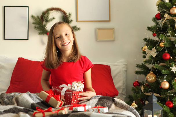 Söpö pieni tyttö joulun sisustus talon - Valokuva, kuva