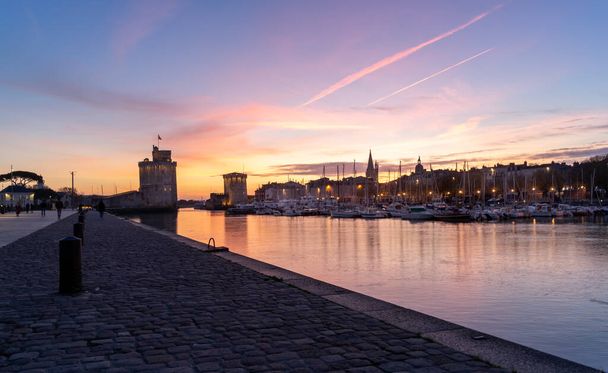 Vue panoramique du vieux port de La Rochelle à l'heure bleue avec ses célèbres vieilles tours - Photo, image